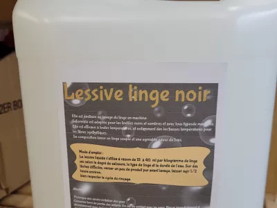 Lessive linge noir